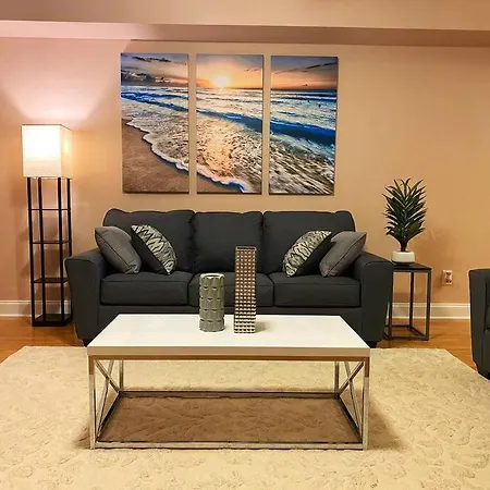 3 Story Lake House Near Historic Downtown